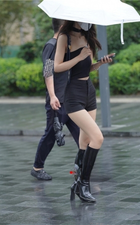 黑色牛仔热裤美女【套图+视频】
