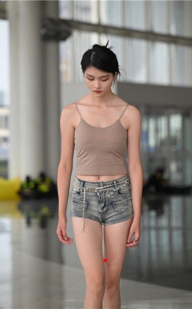 热裤小背心美女(136P)
