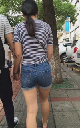 蓝牛热裤妹子
