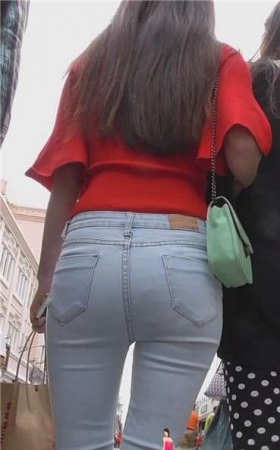 细腰圆臀紧身牛仔裤妹子，跟闺蜜挽着手走路扭啊扭。[262 MB]