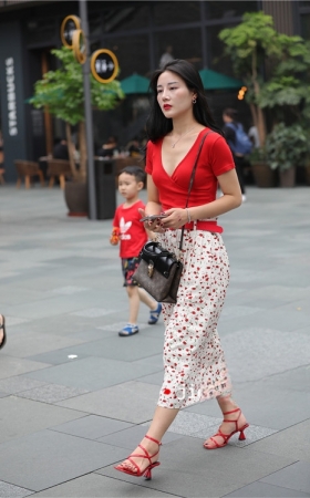 漂亮的红衣长裙小姐姐(39P)