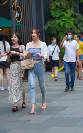 紧牛美眉