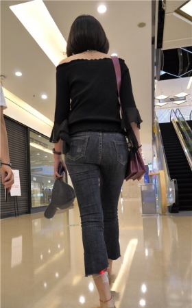 短发牛仔裤妹子