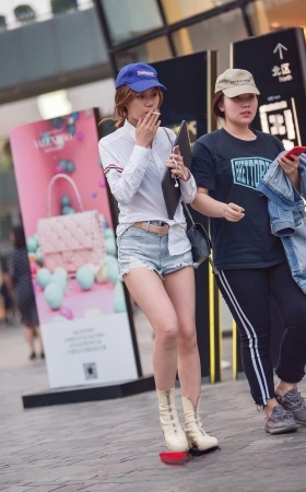 爱抽烟的热裤小姐姐3A3166[141M]