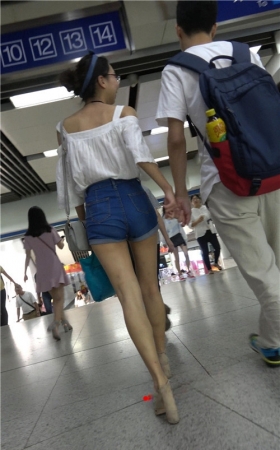 牛仔热裤长腿妹子