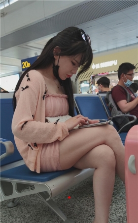 玩手机的漂亮美女