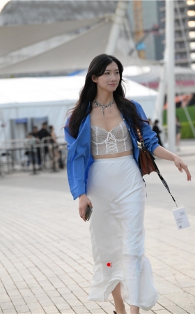 性感的白裙美女(35P)