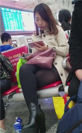4k-高铁站候车室偶遇长腿黑丝甜美MM