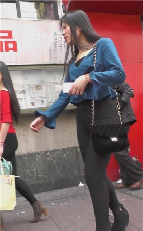黑色紧身裤妹子