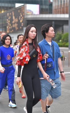 紧致的连体黑裤美女(54P)