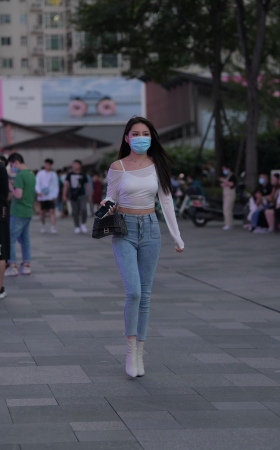 浅蓝色紧牛美女