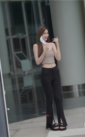 白皙黑裤美女(29P)