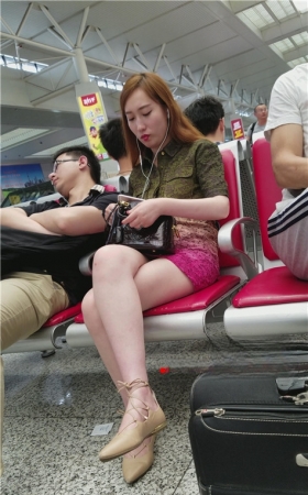 美腿黄发小姐姐