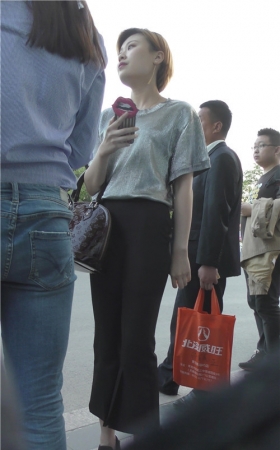 等车的短发黑裤小姐姐