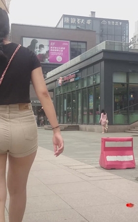黑衣紧身热裤美女