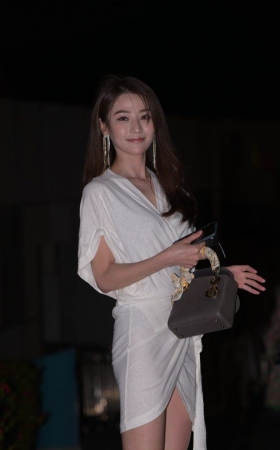 慵懒睡袍风白裙 [91P-2.16GB]