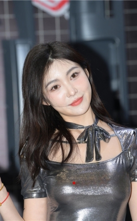 气质包屯车模美女(81P)