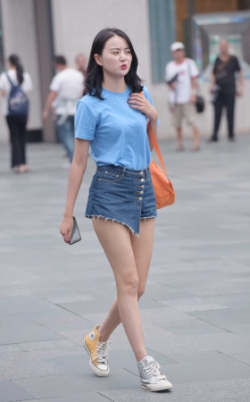 短裤美女 [23P]