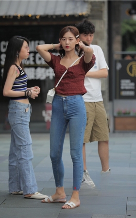 街拍紧牛美女(32P)
