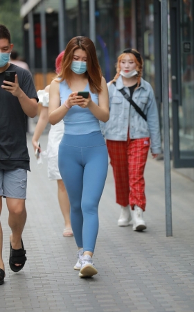 丰满性感蓝色瑜伽裤女友