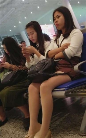 4k-高铁站候车室拍摄甜美肉色丝袜美腿美女，颜值超赞。