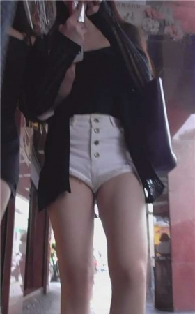 高腰紧身白热裤MM，美三角勒得紧。[190 MB]