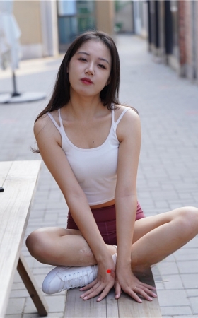 红色瑜伽短裤美眉 (517P)