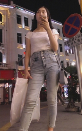 白衣高腰牛仔裤美女