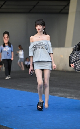 下班了的灰裙模特美女(62P)