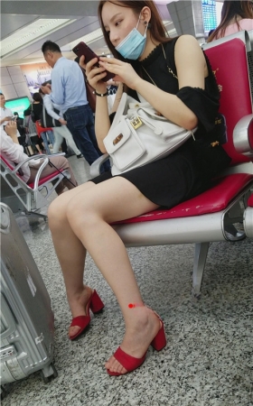 红鞋美女