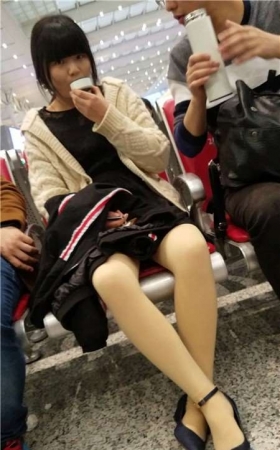 4k-候车室内乖巧可爱甜美的丝袜美腿美眉