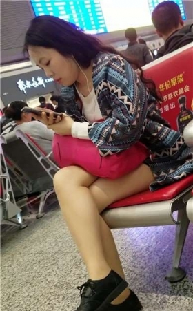 4k-候车室拍摄高颜值极品美腿女神