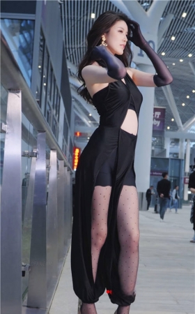 高挑的气质黑丝美女
