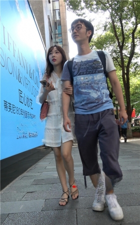 漂亮的白色连体衣小姐姐