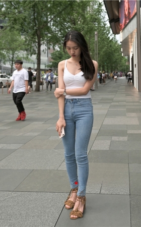 吊带牛仔小姐姐(44P)