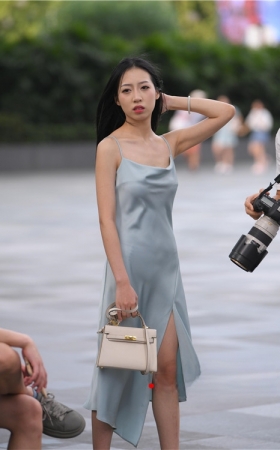 吊带蓝裙美女(151P)