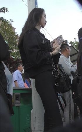 等车的黑衣牛仔裤美女