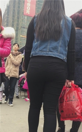 黑裤紧身妹子