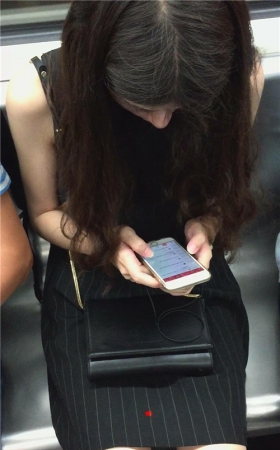 地铁上遇见低头玩手机的美腿妹子
