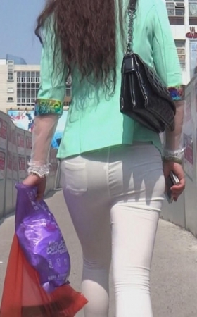 紧身白裤内痕妹子