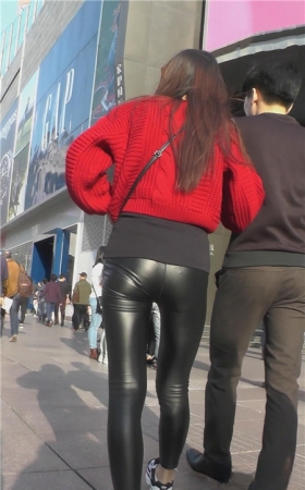 红衣皮裤紧身美女