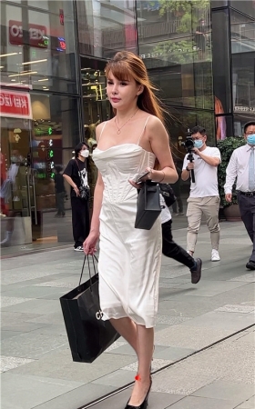 吊带长裙美女