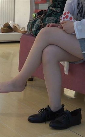 粉裙肉丝美女婷婷渔人码头等待FF042