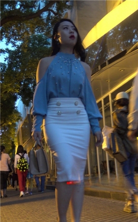 白色高腰包臀裙美女