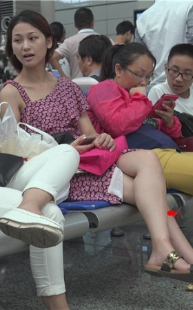 候车室聊天的妹子