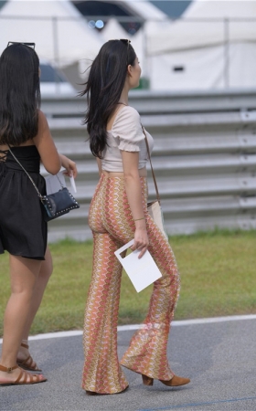 街拍丰腴长裤翘屯美女(71P)