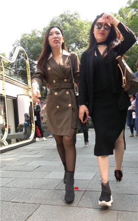 漂亮的黑丝美女小姐姐