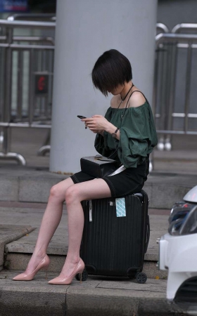 坐在箱子上等人的高跟美腿3A2568[440M]