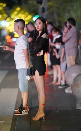 夜拍黑色连体裙小姐姐【套图+视频】