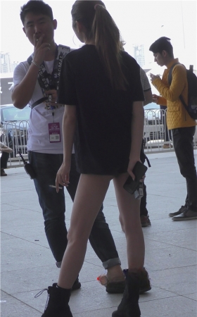 漂亮的的车模小美女